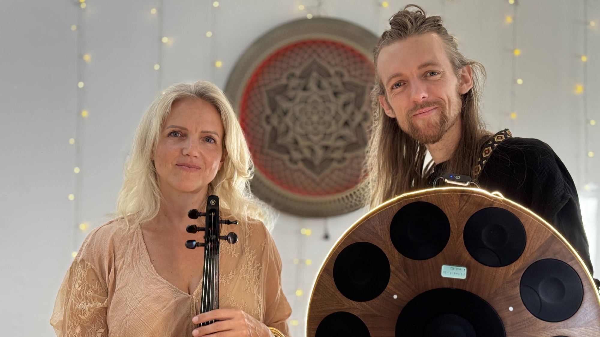 Lucie au violon électrique et David Lesage au handpan électronique Neotone