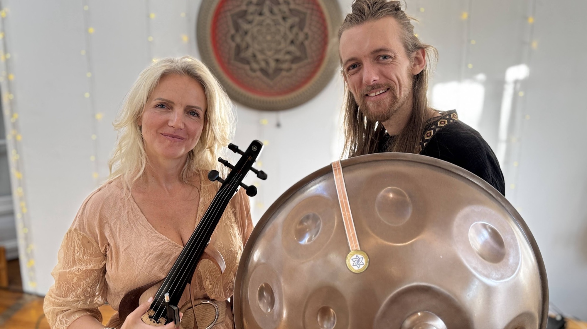 Le handpan acoustique Yishama en tôle martelée, tenu par David Lesage