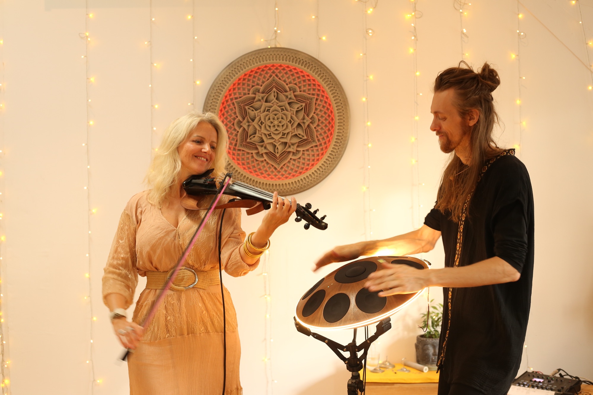 David Lesage au handpan électronique et Lucie au violon électrique