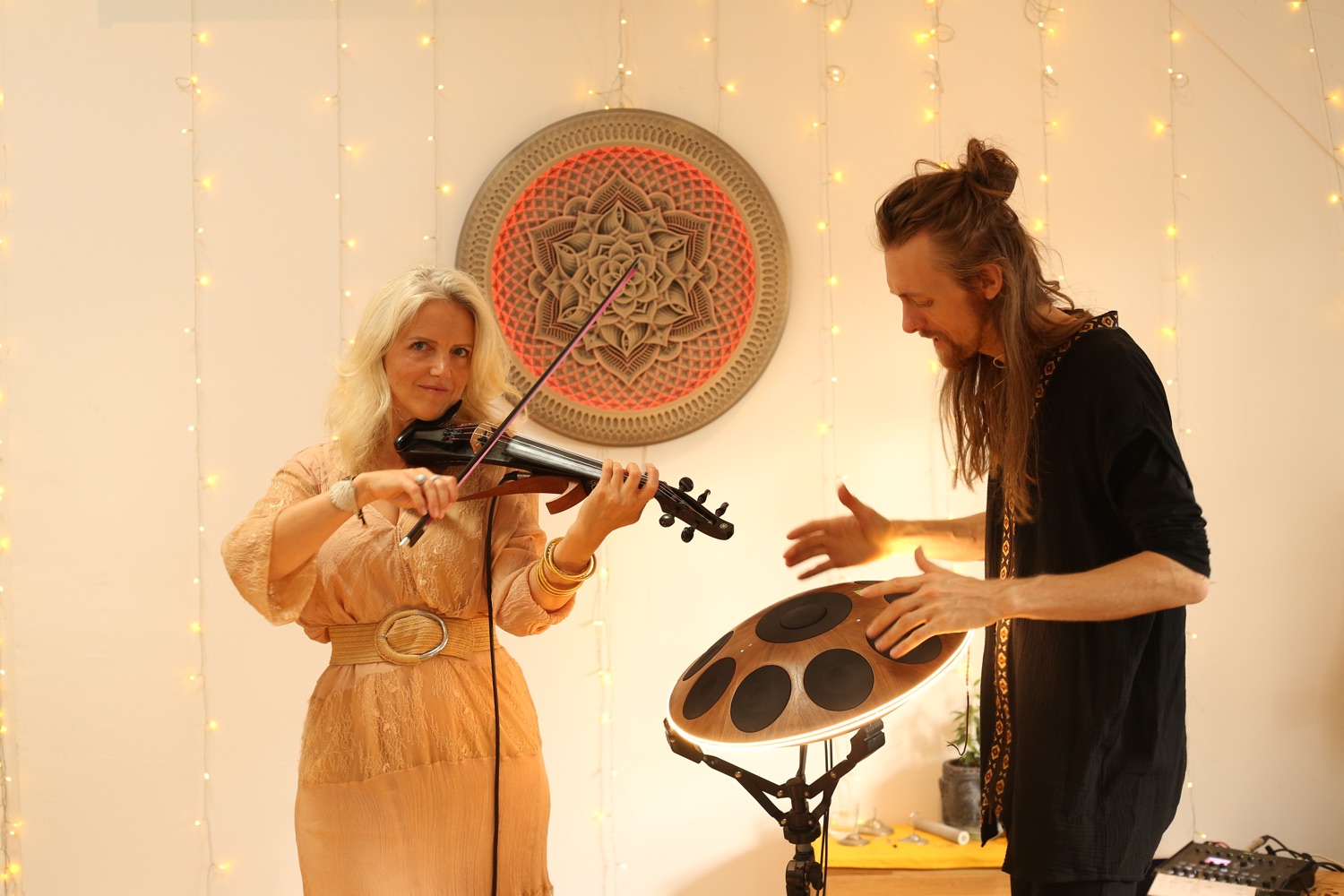 Lucie au violon électrique, David au handpan électronique