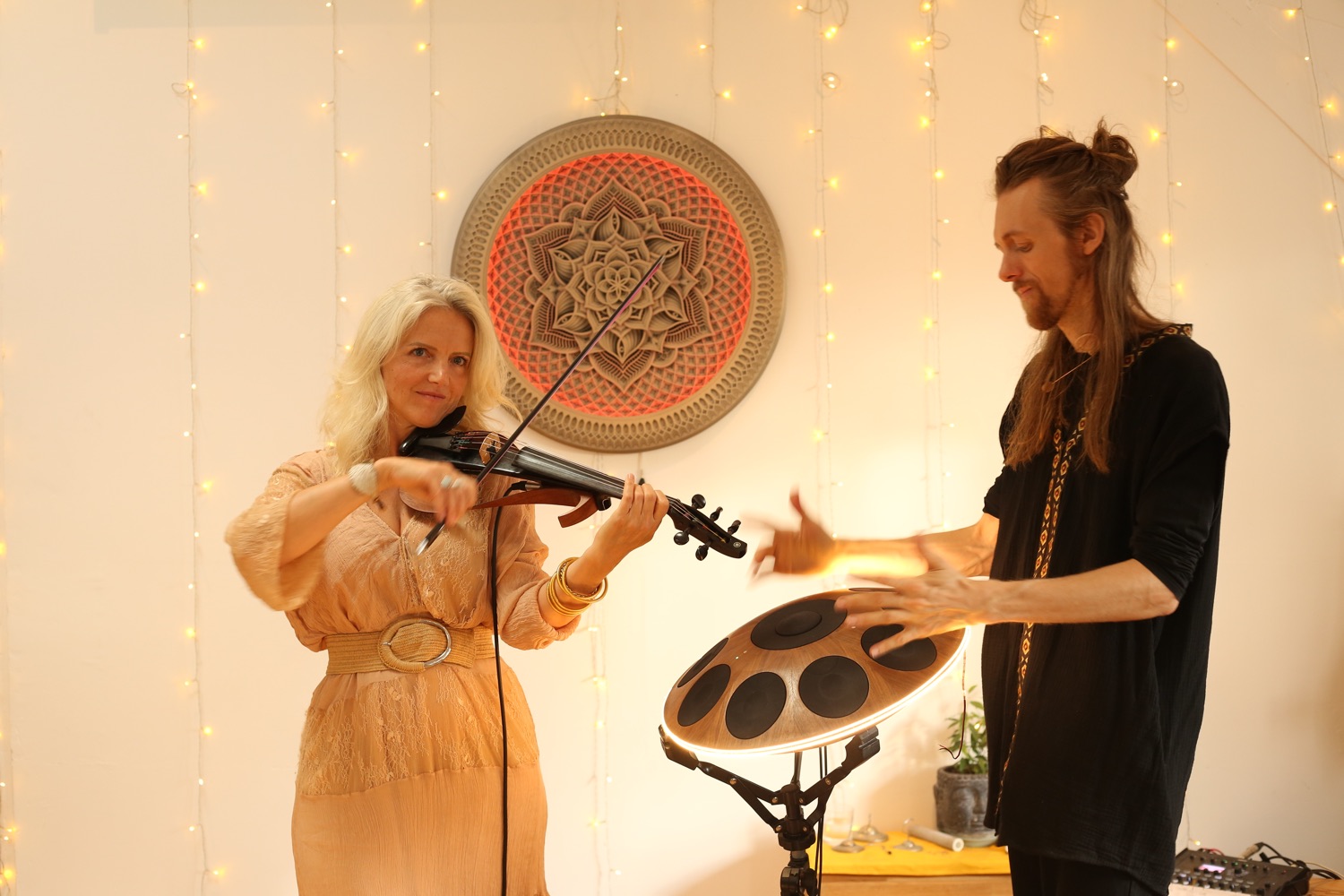 Handpan électronique et violon électrique, en jeu