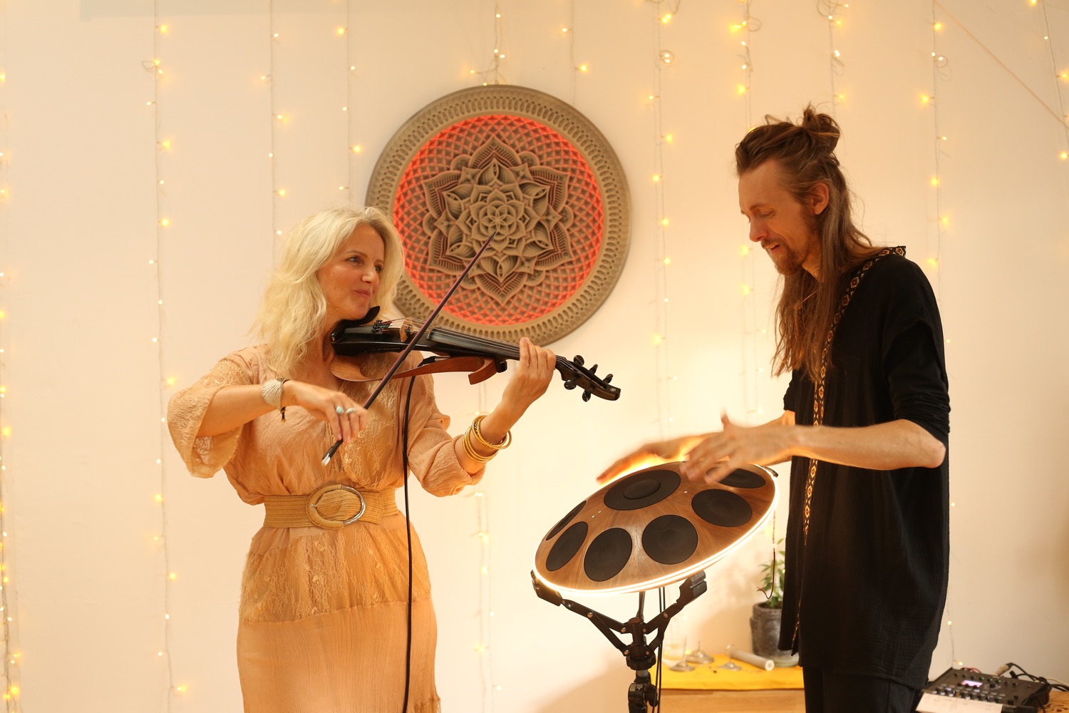 Le duo en jeu, handpan électronique et violon électrique