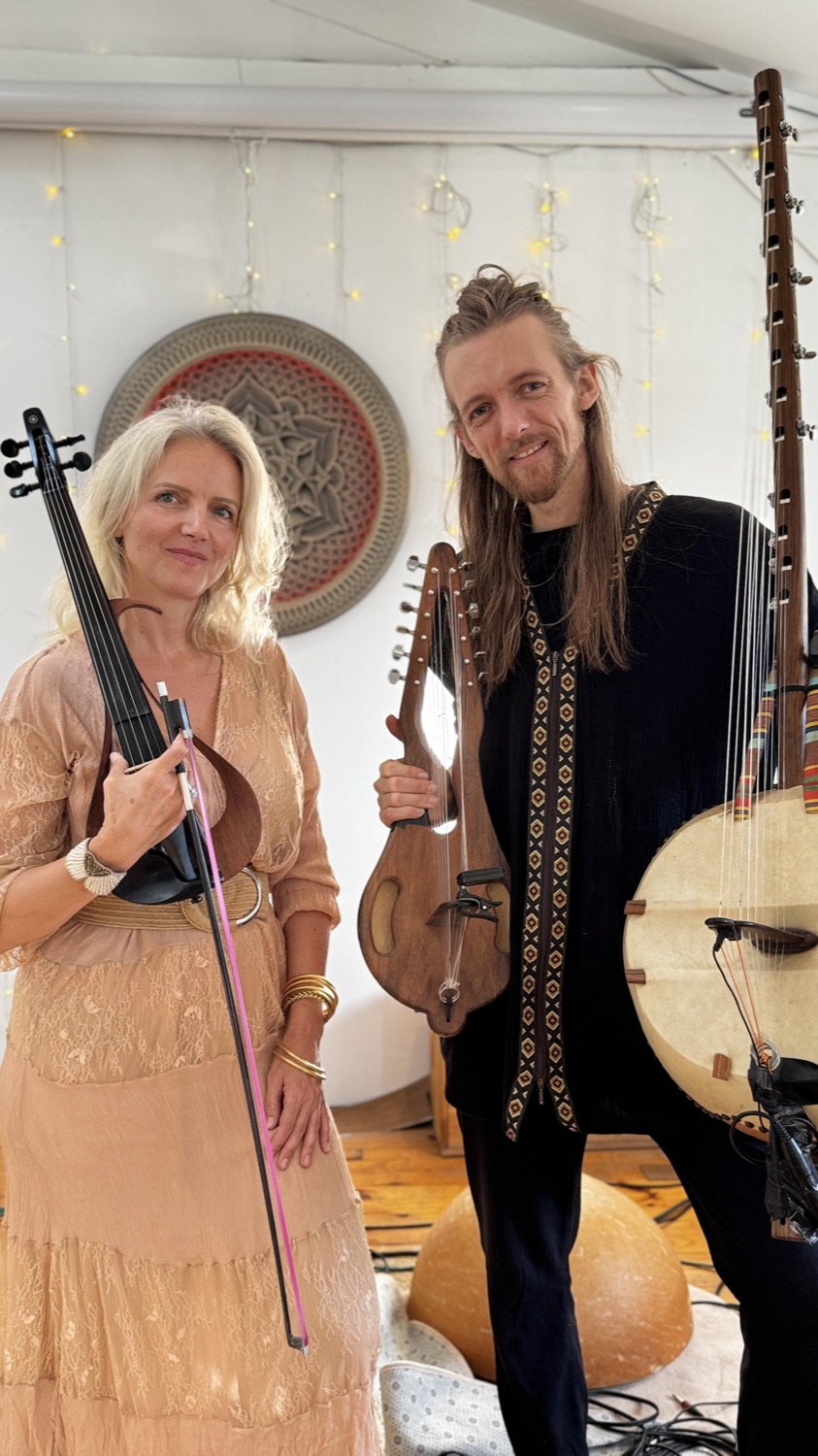 La harpe africaine ngoni, quatorze cordes, et la calebasse.
