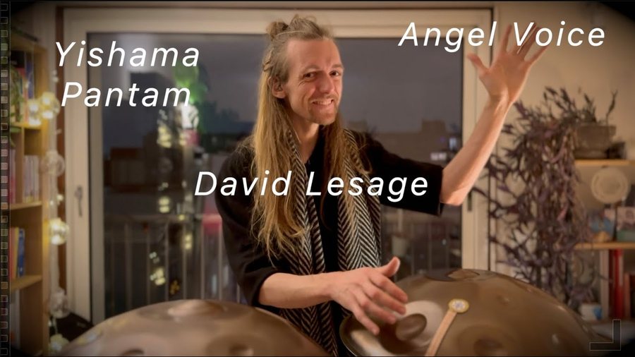 Vignette : l’artiste assis devant une grande baie vitrée, penché sur un handpan acoustique en bronze posé sur un pied, une main levée ; incrustations « Yishama Pantam » et « Angel Voice ».