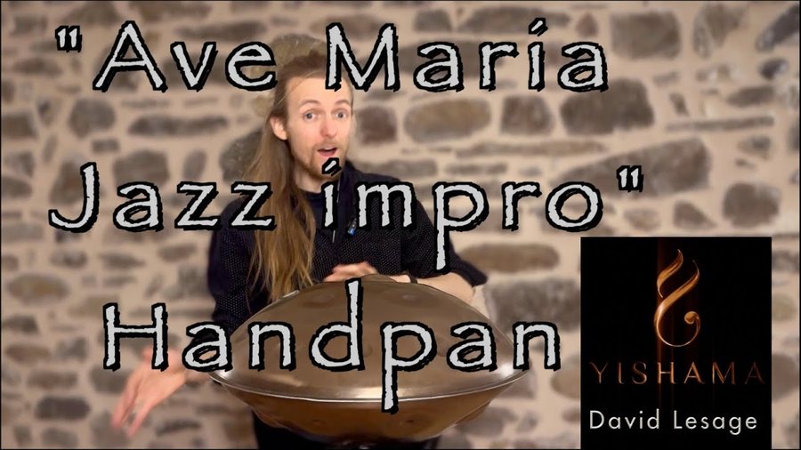 L’artiste devant un mur de pierre, les mains sur un handpan acoustique en bronze ; incrustations « Ave Maria Jazz impro Handpan » et logo Yishama.