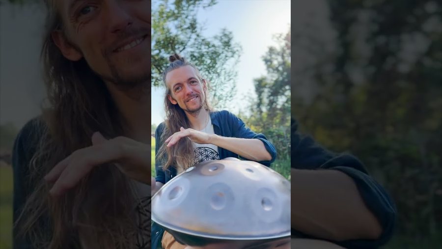 Gros plan sur des mains au-dessus d’un handpan acoustique en métal clair, et portrait de l’artiste souriant à côté.
