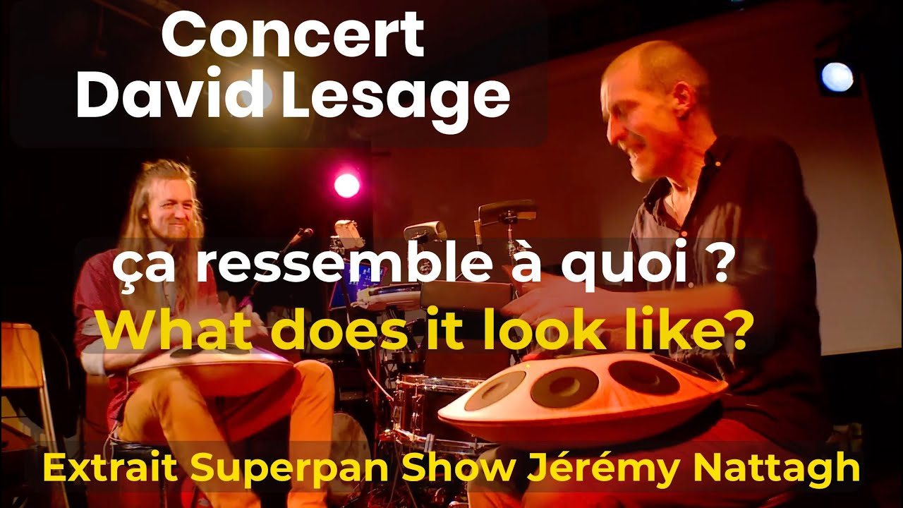 Vignette de la vidéo : deux musiciens assis face à face sur une petite scène éclairée de rouge et d’orange, chacun penché sur un handpan, une batterie et des micros entre eux. Textes incrustés « Concert David Lesage », « ça ressemble à quoi ? / What does it look like? » et « Extrait Superpan Show Jérémy Nattagh ».