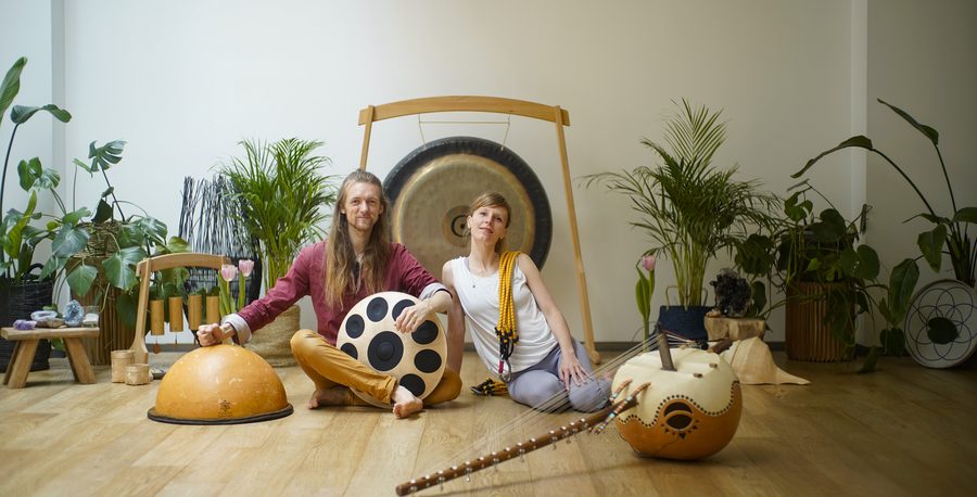 Iris Chasles et David Lesage entourés de leurs instruments, au centre Élément, à Paris