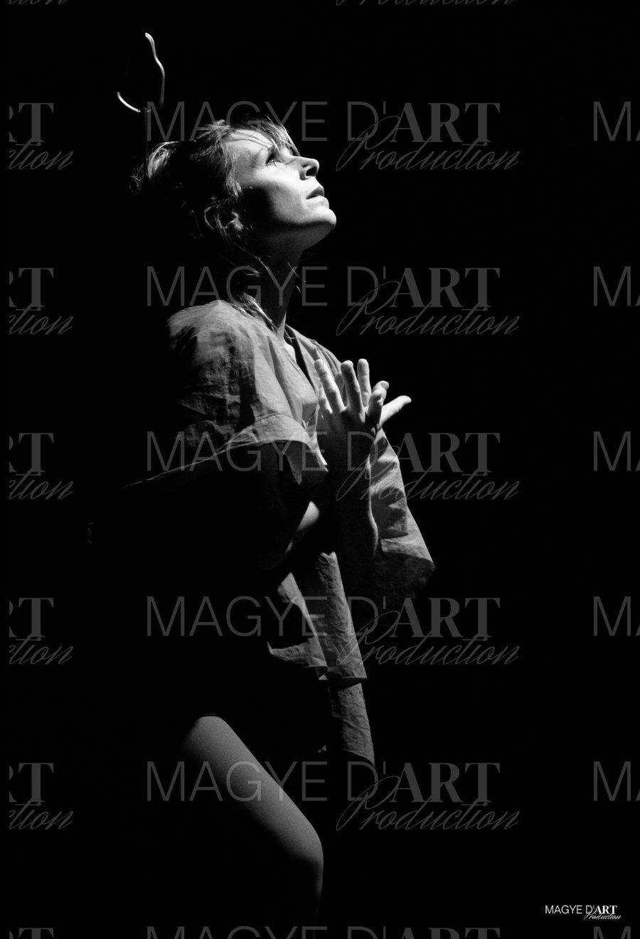 Iris Chasles en danse aérienne à l’élastique, en noir et blanc