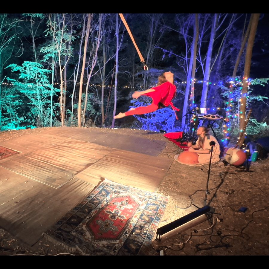Iris Chasles dans les airs avec la bungee dance, David Lesage à la musique