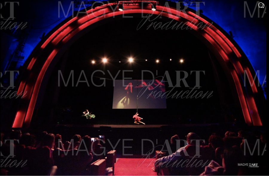 Iris Chasles en danse aérienne sur la grande scène du Grand Rex, à Paris