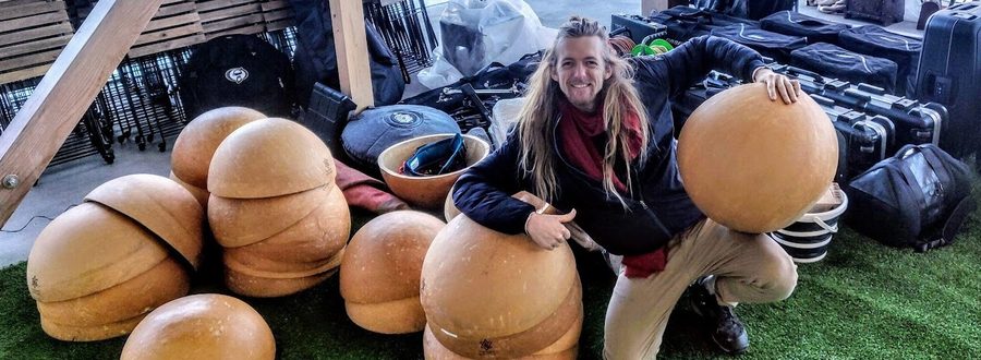 David Lesage accroupi au milieu d'une pile de calebasses brutes de differentes tailles